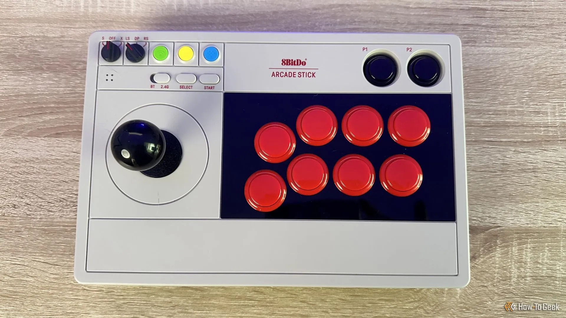 Góc nhìn từ trên xuống của cần điều khiển Arcade 8BitDo, hiển thị các nút chức năng và cần gạt chính xác.
