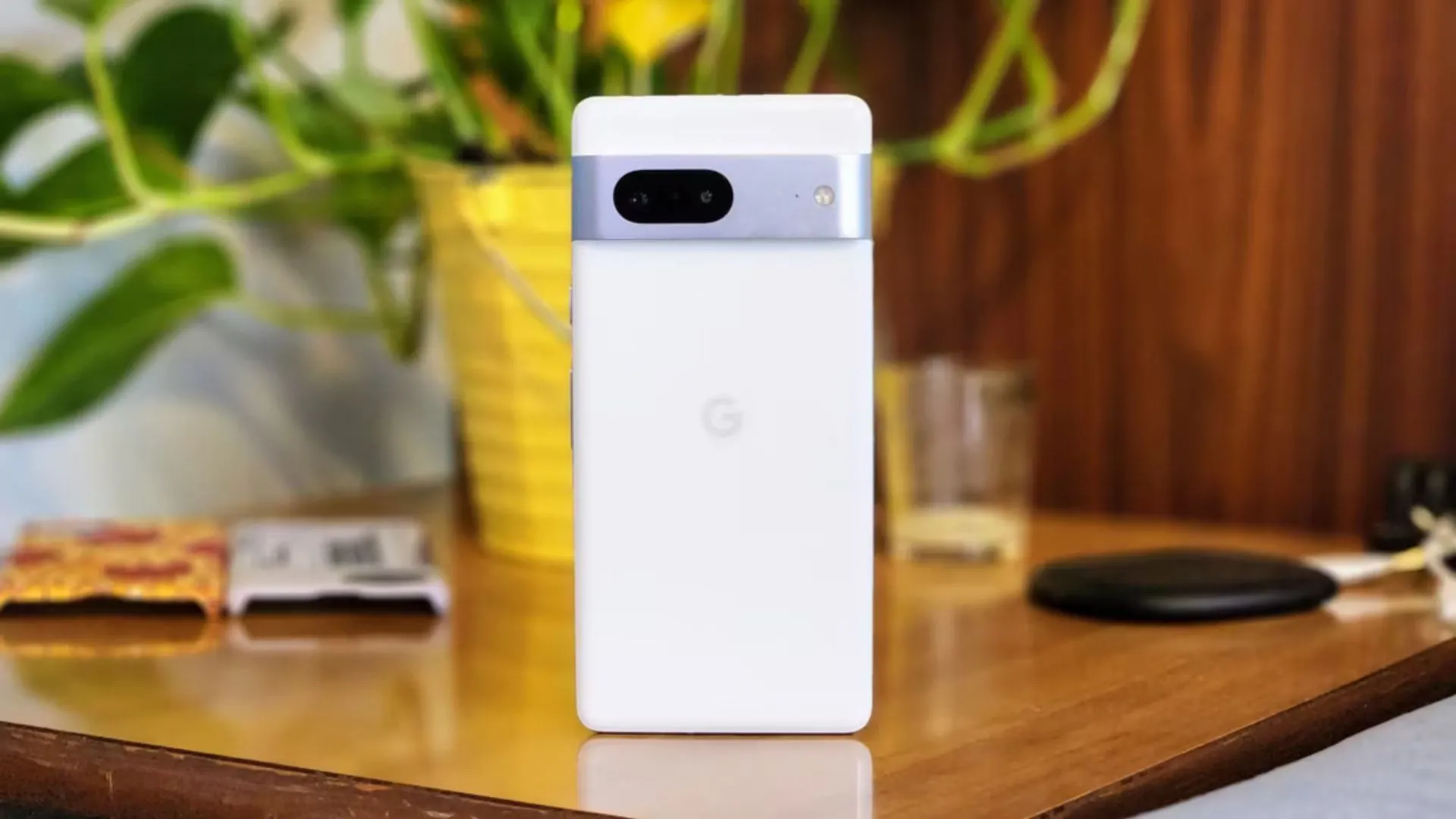 Google Pixel 7 màu đen đặt trên bàn, thể hiện sự trưởng thành của dòng Pixel