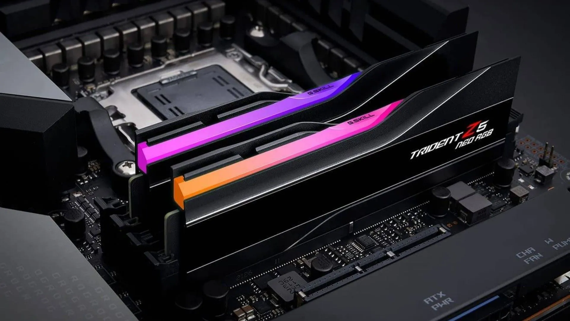 Hai module RAM G.SKILL Trident Z5 Neo RGB cắm vào khe DIMM trên bo mạch chủ