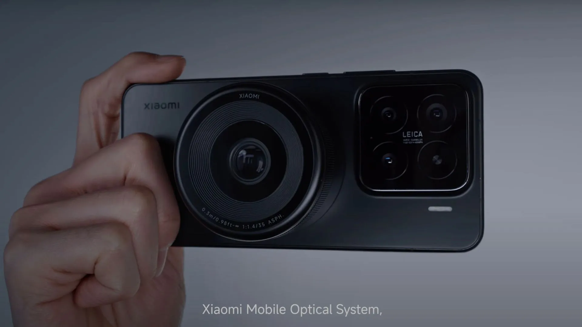 Hệ thống camera module quang học Xiaomi (MOS) gắn trên điện thoại concept tại MWC 2025, cho thấy ống kính có thể tháo rời và cơ chế kết nối từ tính