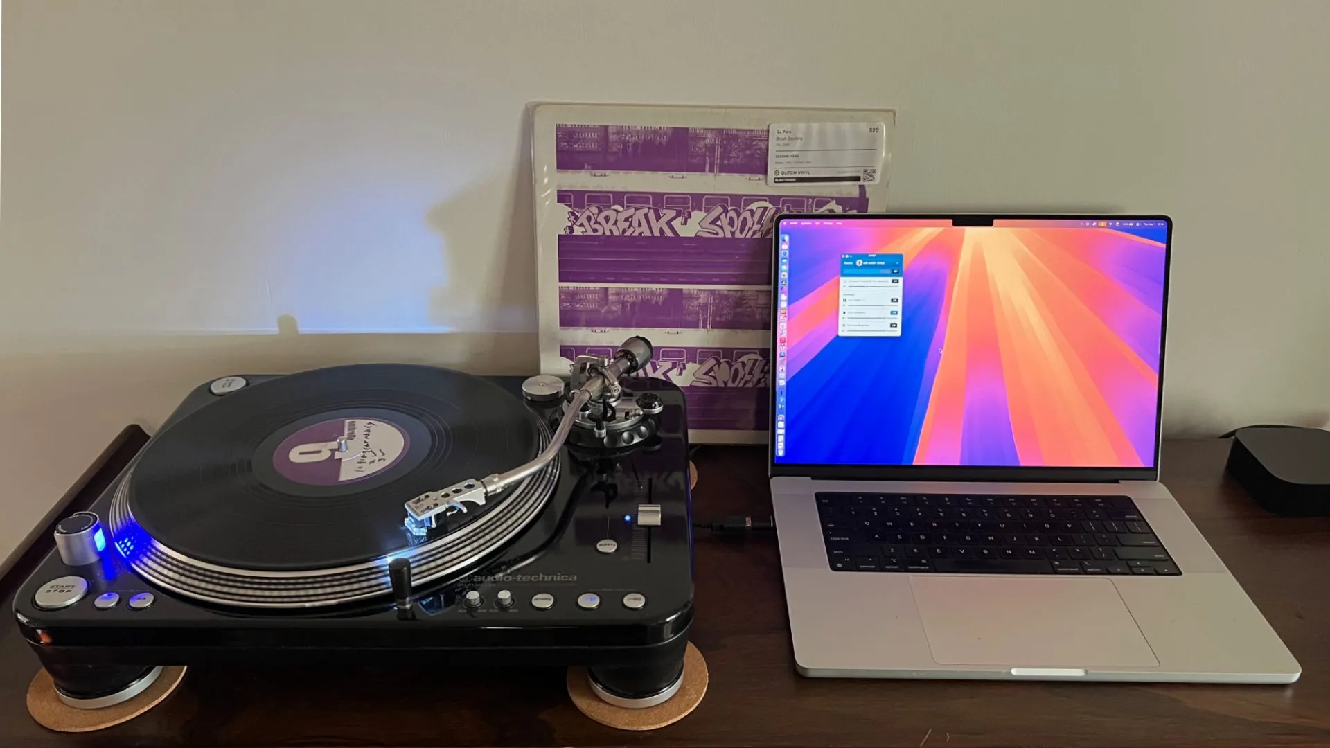 Hệ thống gồm MacBook Pro, bàn xoay đĩa than và loa AirPlay hoạt động ổn định thông qua ứng dụng Airfoil.