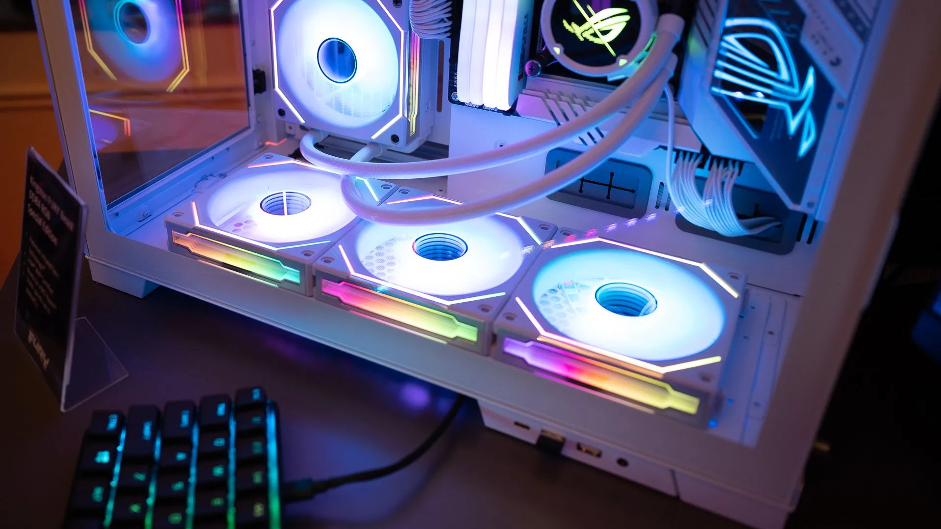 Hệ thống quạt tản nhiệt RGB lung linh bên trong máy tính gaming, thể hiện khả năng cá nhân hóa thẩm mỹ khi tự build PC.