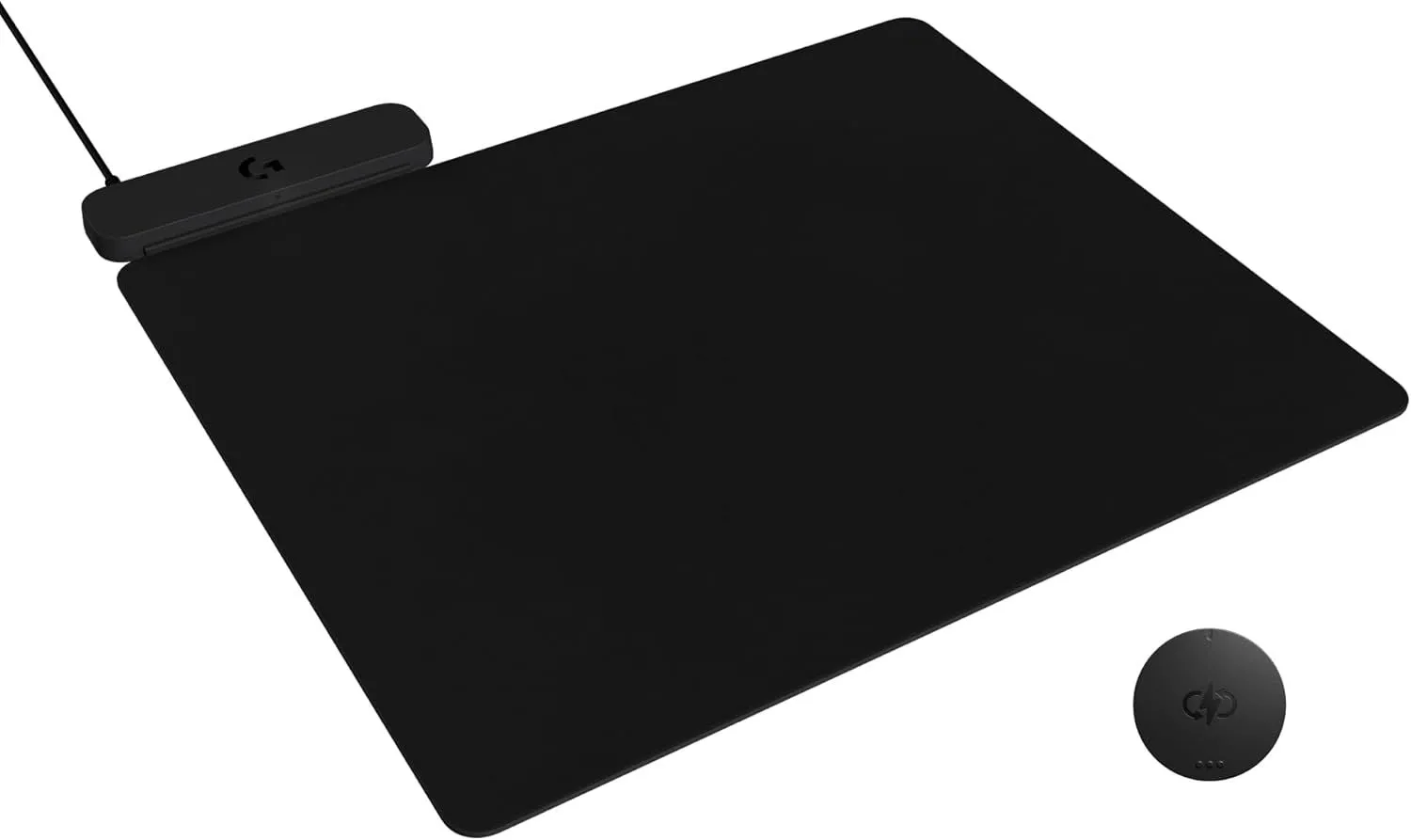 Hệ thống sạc không dây Logitech G Powerplay 2 với bàn di chuột màu đen trên mặt bàn.