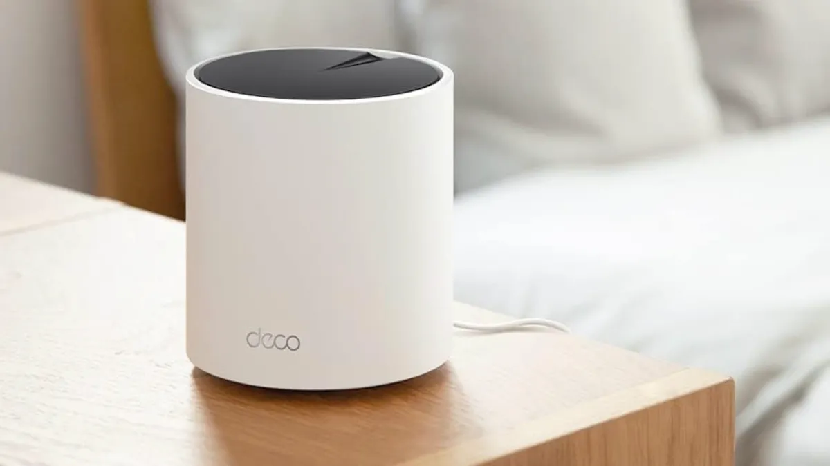 Hệ thống Wi-Fi Mesh TP-Link Deco AX3000 WiFi 6 màu trắng đặt trên bàn gỗ.