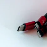 Hình ảnh bó cáp sạc USB và Lightning chồng chéo, thể hiện sự lộn xộn thường thấy trong nhà.