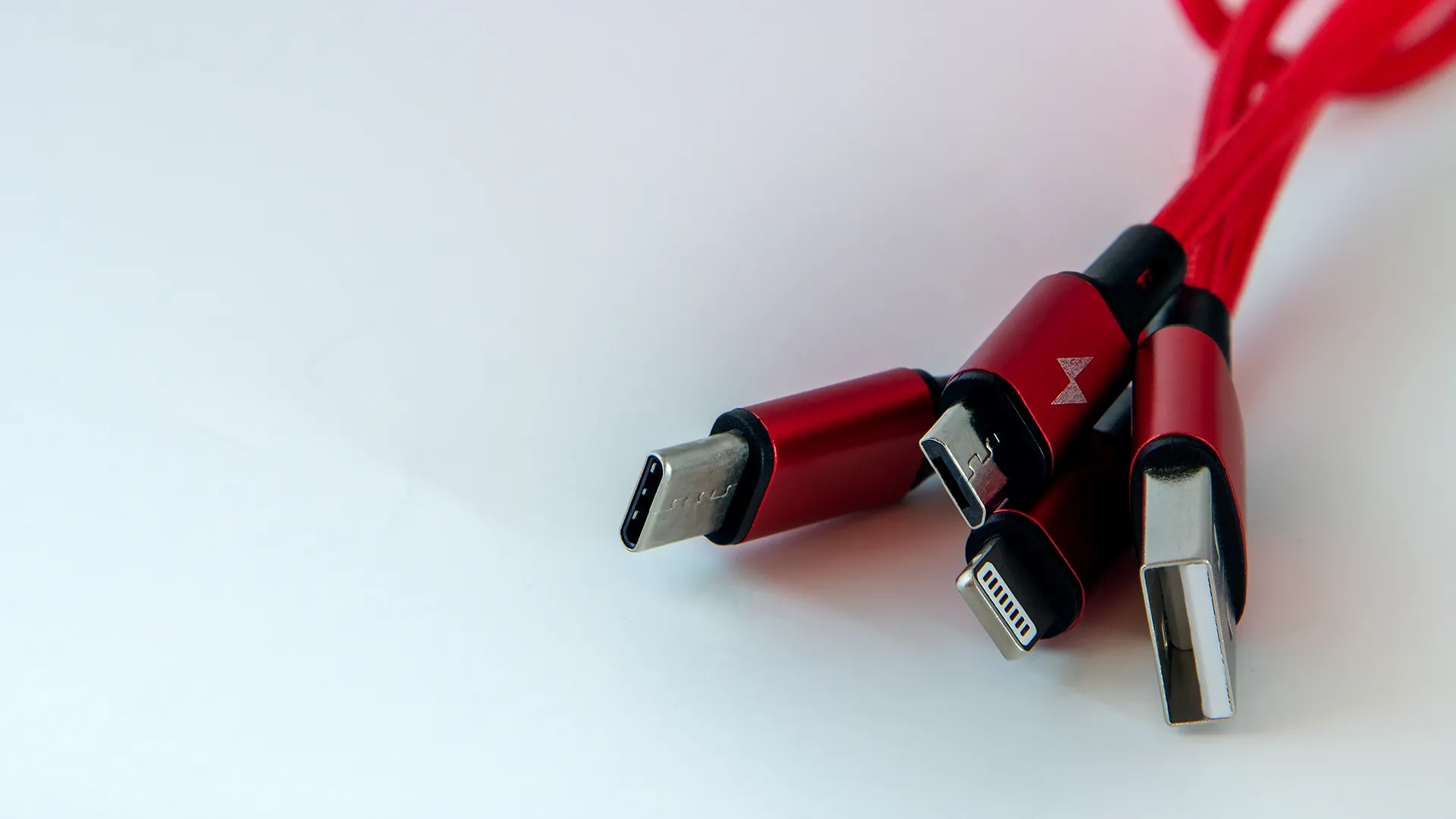 Hình ảnh bó cáp sạc USB và Lightning chồng chéo, thể hiện sự lộn xộn thường thấy trong nhà.