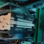 Hình ảnh bộ tản nhiệt khí CPU hai quạt đang hoạt động bên trong vỏ máy tính.