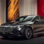 Hình ảnh cận cảnh Mercedes-Benz CLA 2026 màu đen tại studio với logo thương hiệu, minh họa một trong những mẫu xe hỗ trợ Disney+.