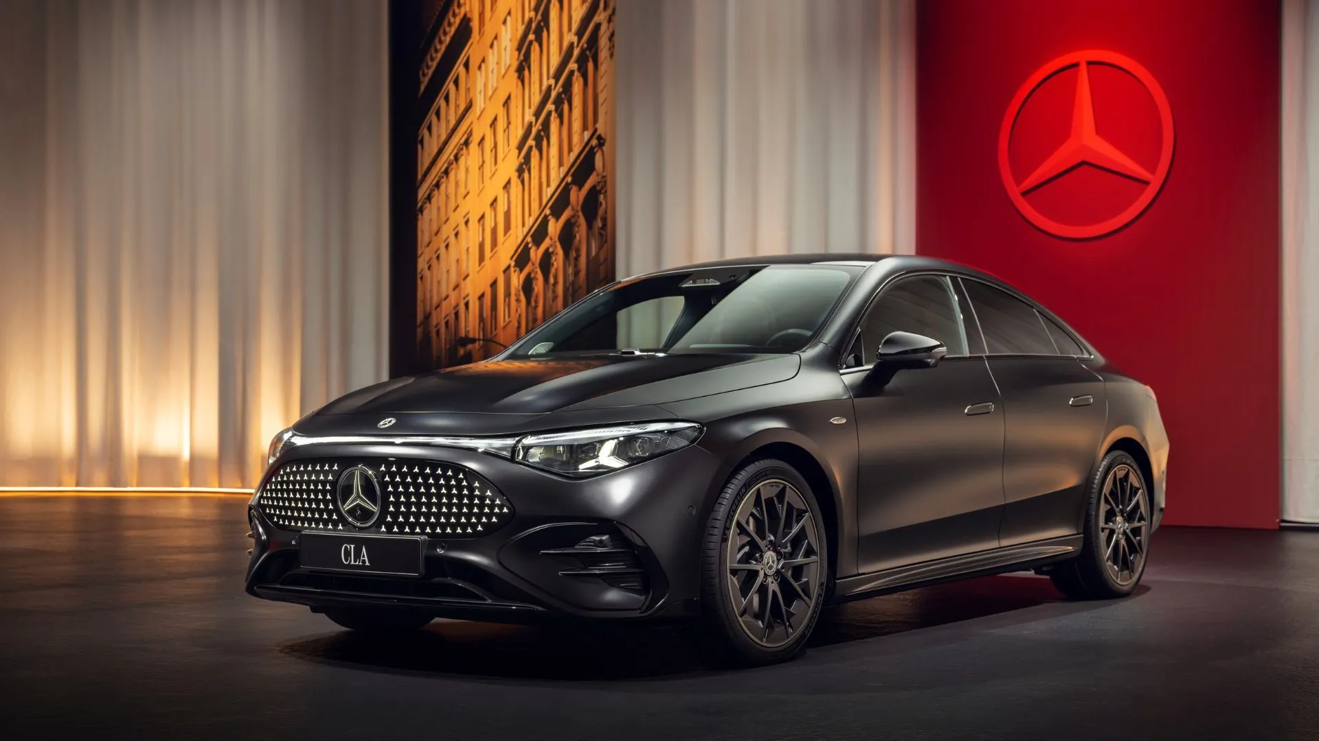Hình ảnh cận cảnh Mercedes-Benz CLA 2026 màu đen tại studio với logo thương hiệu, minh họa một trong những mẫu xe hỗ trợ Disney+.
