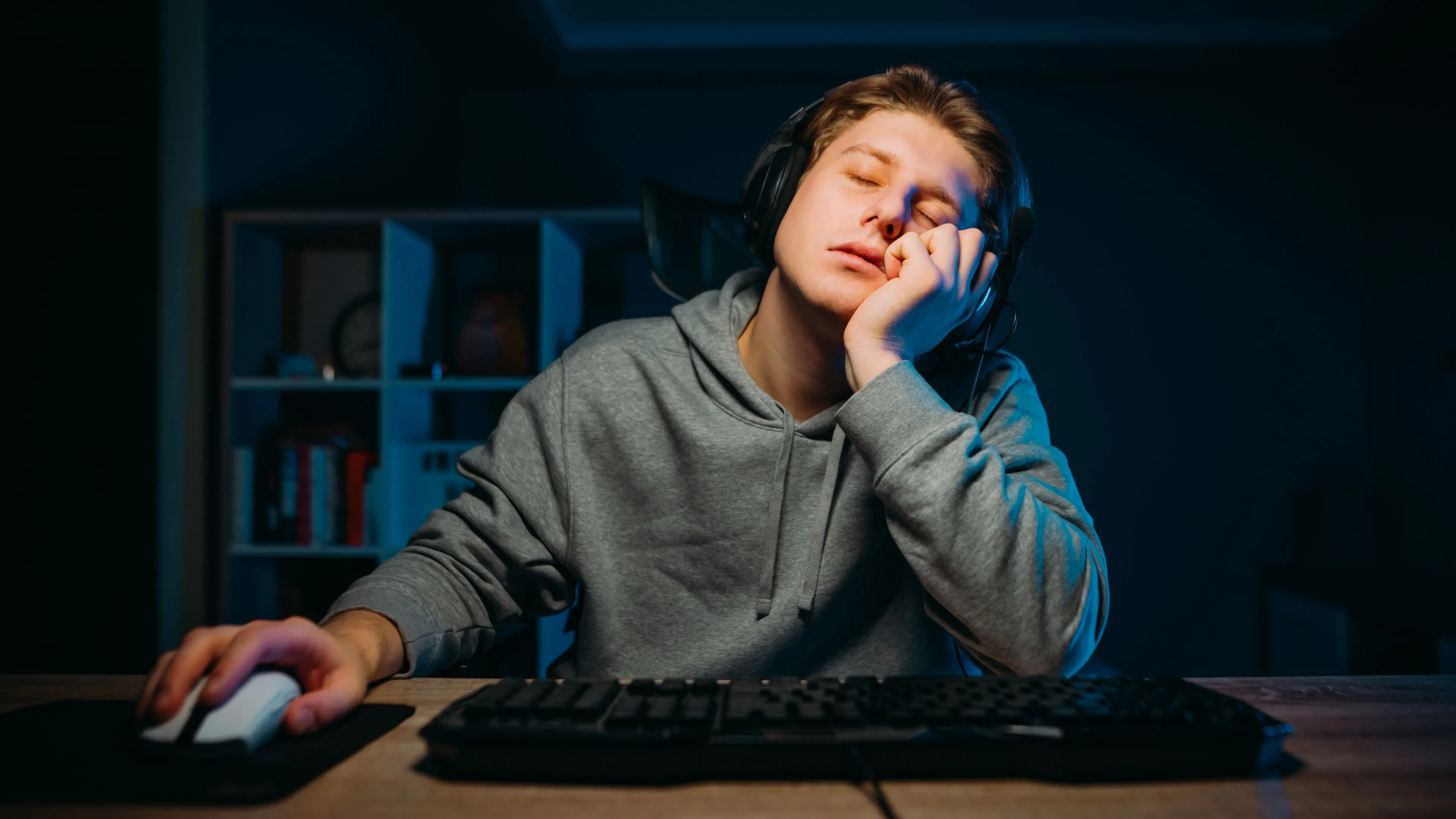 Hình ảnh game thủ đang buồn ngủ, thể hiện sự thiếu hứng thú khi thiếu cạnh tranh lành mạnh.