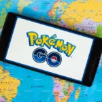 Hình ảnh giao diện bản đồ Pokémon GO với các điểm dừng PokéStop và Gym trên thế giới thực