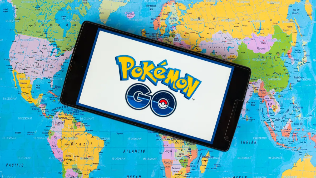 Hình ảnh giao diện bản đồ Pokémon GO với các điểm dừng PokéStop và Gym trên thế giới thực