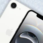Hình ảnh iPhone 16e với thiết kế màn hình tai thỏ và mặt lưng camera đơn, nổi bật trên nền tuyết trắng, minh họa sự khác biệt về ngoại hình so với iPhone 15.