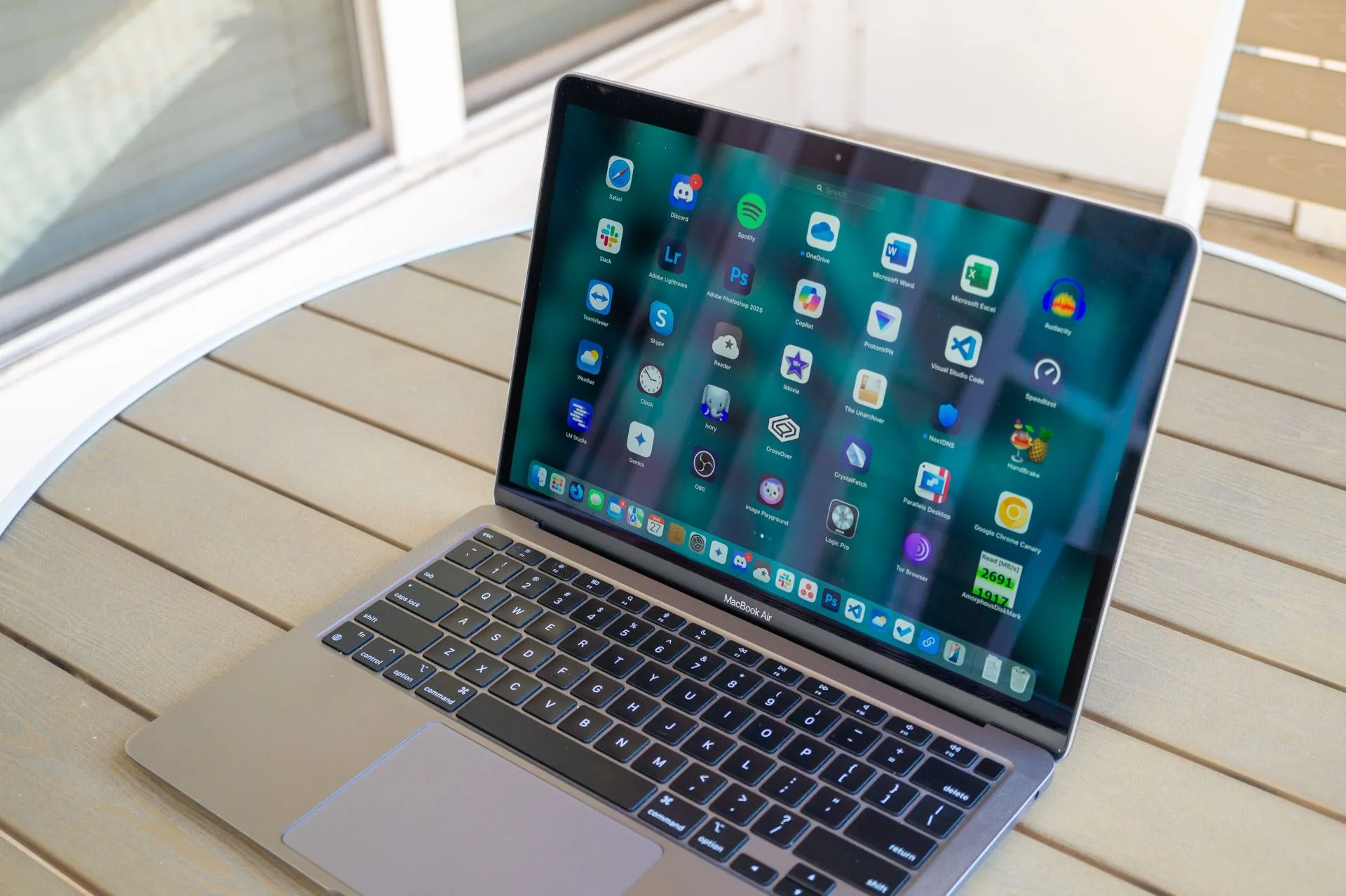 Hình ảnh MacBook Air hiển thị giao diện Launchpad, tượng trưng cho tính di động.