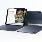 Hình ảnh mặt lưng của máy tính bảng OnePlus Pad 3 màu Xanh Bão (Storm Blue) với cụm camera được di chuyển sang cạnh bên.
