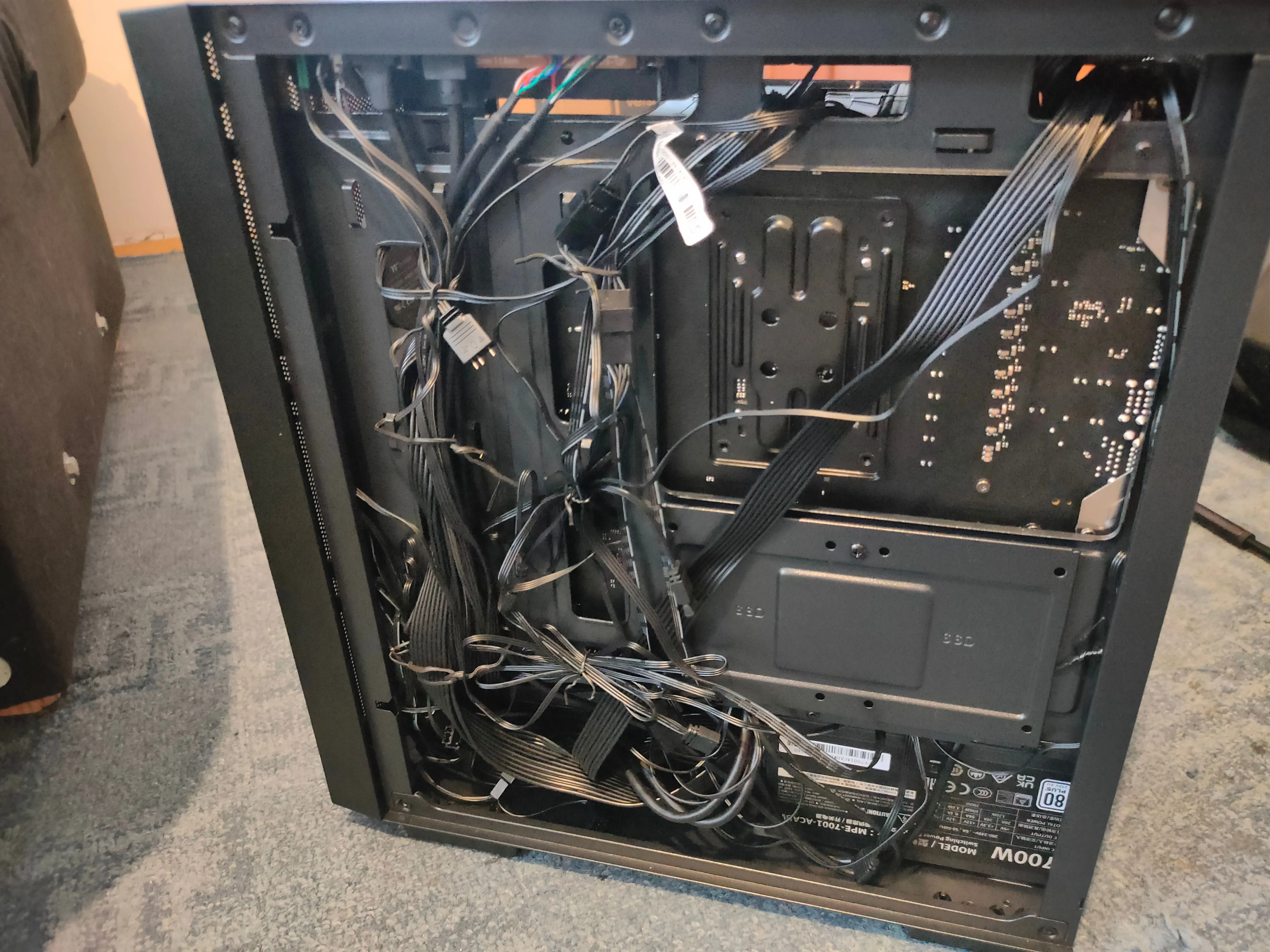 Hình ảnh mặt sau vỏ case với dây cáp đã được đi gọn gàng, sẵn sàng để quản lý.