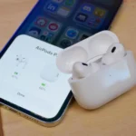 Hình ảnh minh họa AirPods Pro 2 đang ghép nối với iPhone, thể hiện các vấn đề về kết nối và pin của tai nghe không dây Apple.