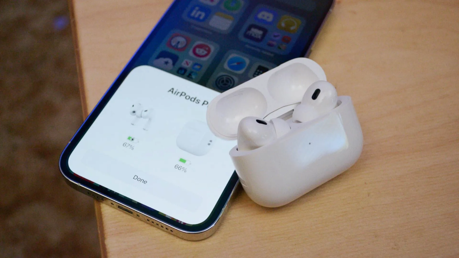 Hình ảnh minh họa AirPods Pro 2 đang ghép nối với iPhone, thể hiện các vấn đề về kết nối và pin của tai nghe không dây Apple.