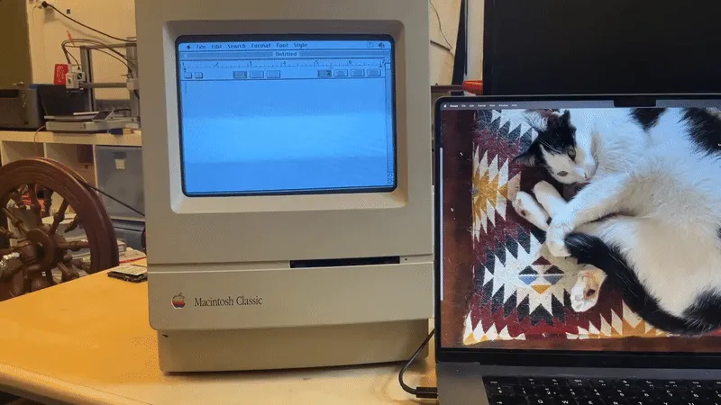 Hoạt động của dự án MacFriends: Chuột di chuyển từ màn hình Mac hiện đại sang Macintosh Classic