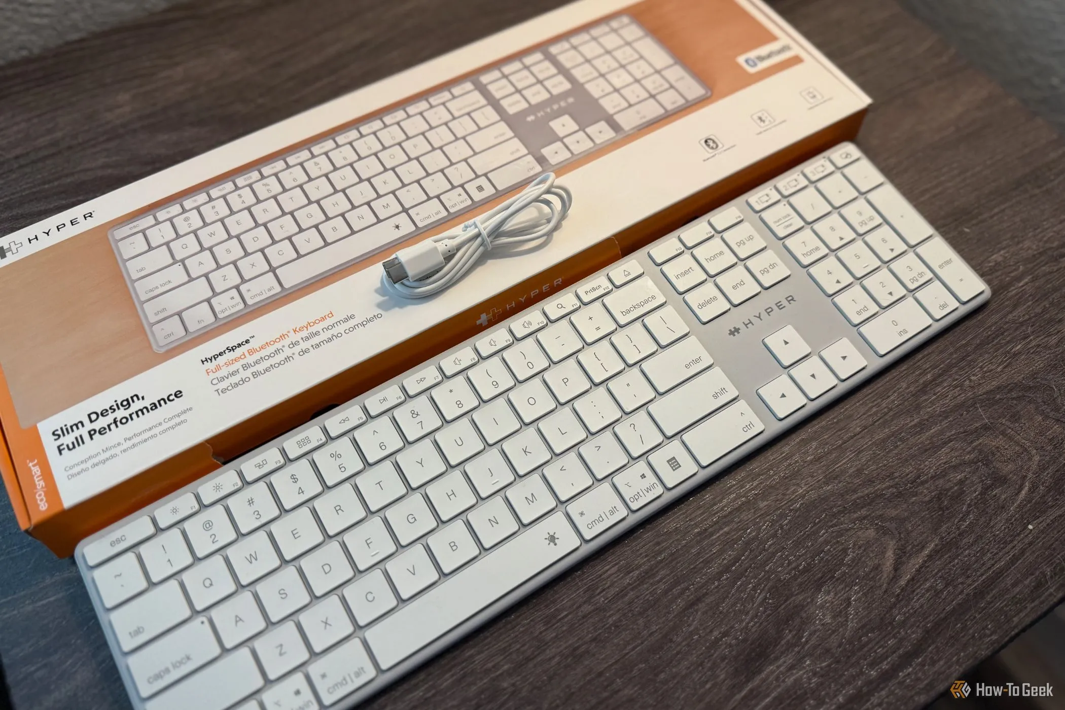 Hộp đựng bàn phím Hyper HyperSpace Bluetooth cùng với cáp sạc USB-C đi kèm.
