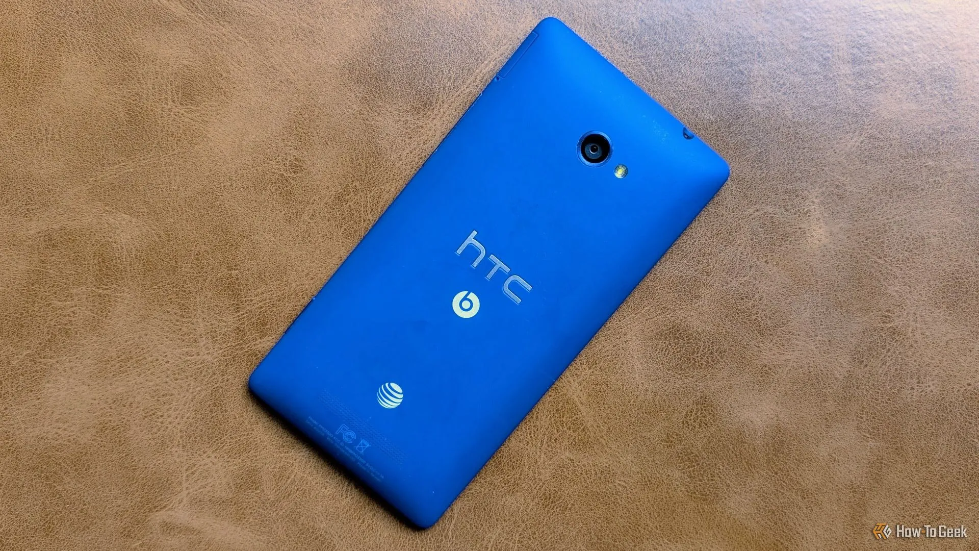 HTC 8X với thiết kế nổi bật, biểu tượng của Windows Phone