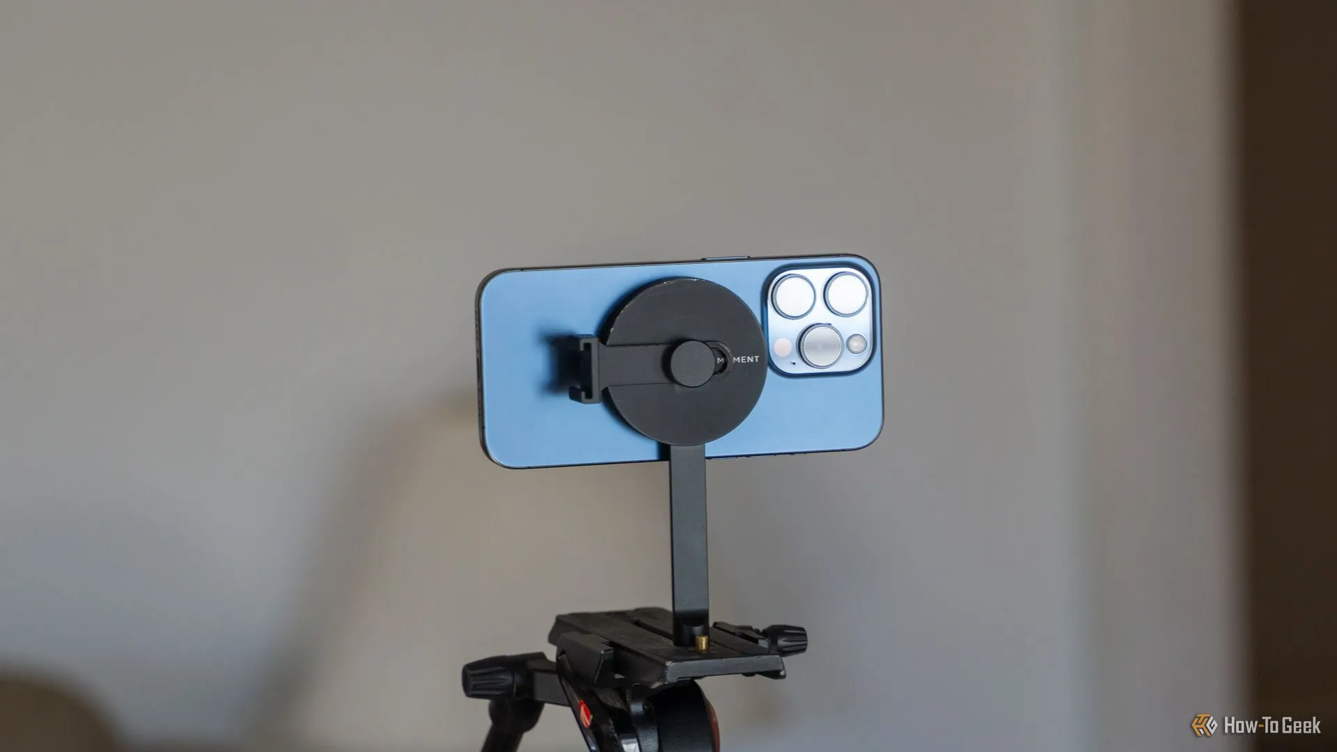 iPhone 15 Pro gắn ngang trên chân máy MagSafe Tripod mount để quay video ổn định
