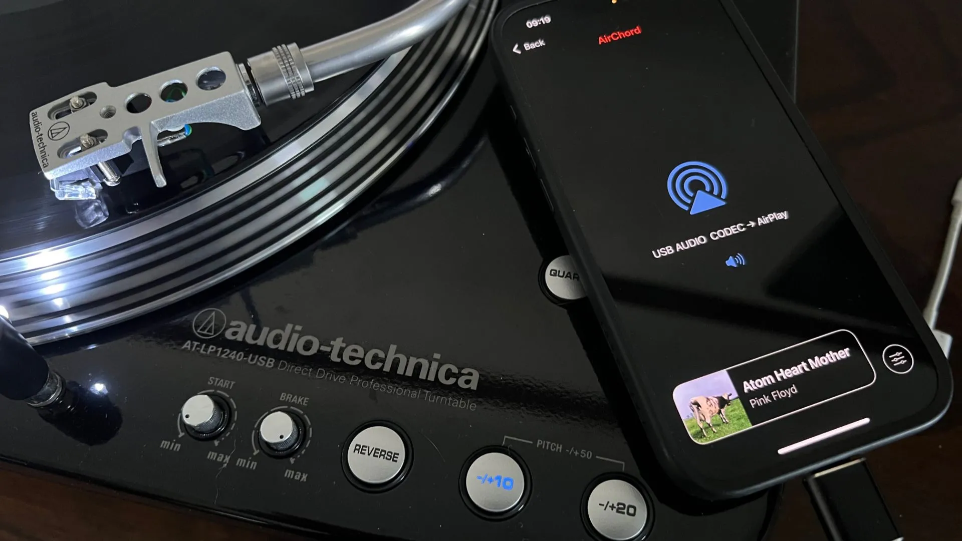 iPhone đang chạy ứng dụng AirChord 2, kết nối với bàn xoay đĩa than để phát nhạc qua AirPlay.