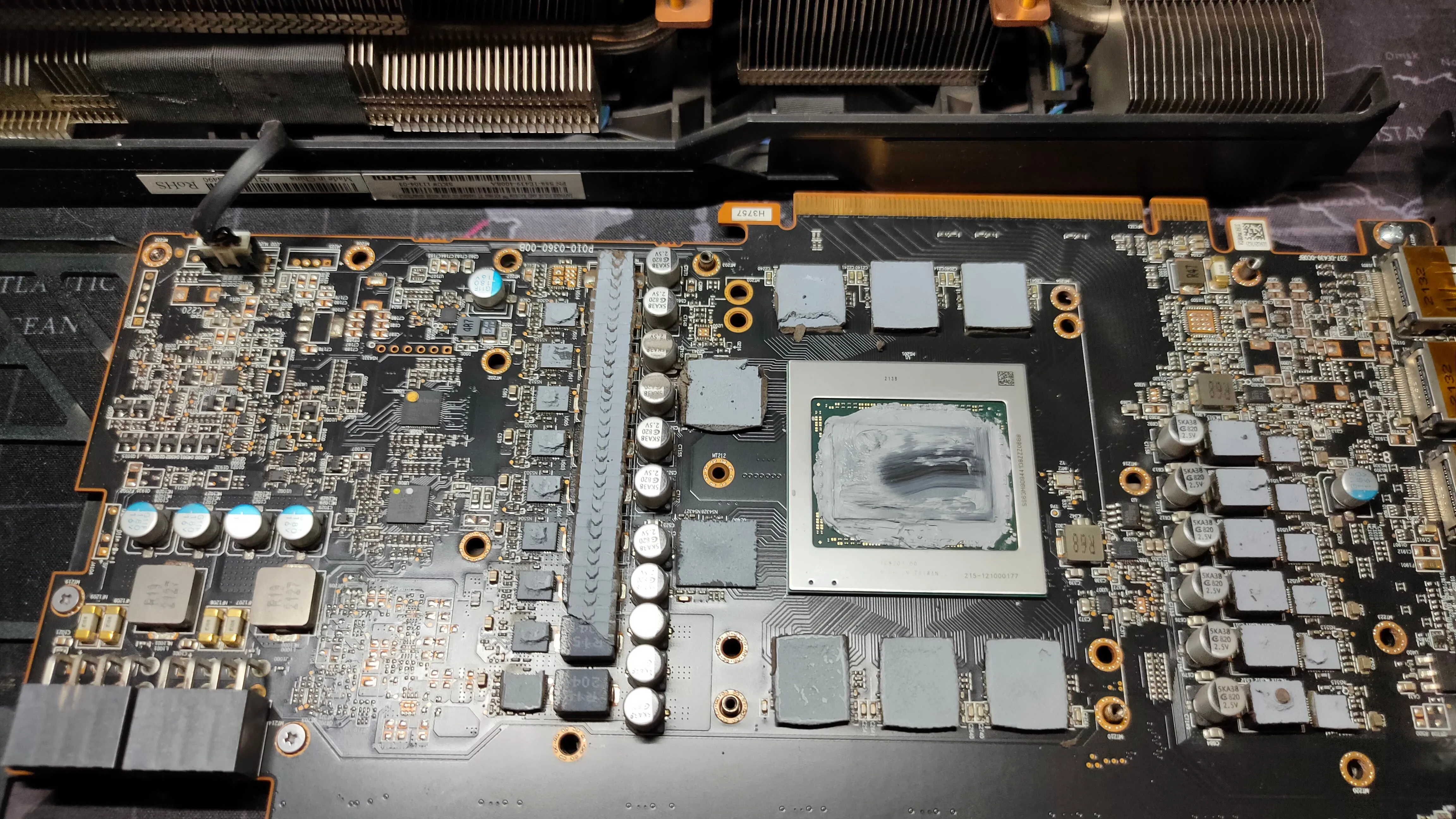 Keo tản nhiệt và thermal pad cũ trên card AMD RX 6800 XT bị khô