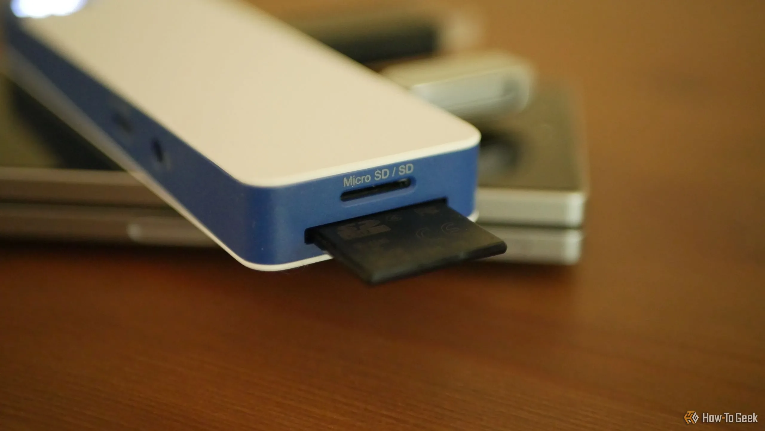 Khe cắm thẻ SD và MicroSD trên bộ chuyển đổi Hyper HyperDrive Flex, tiện lợi cho việc truyền tải dữ liệu từ máy ảnh.