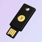Khóa bảo mật Yubico YubiKey 5 NFC với nền chuyển màu