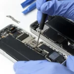 Kỹ thuật viên đang kiểm tra bo mạch điện thoại Samsung tại trung tâm bảo hành
