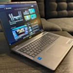 Laptop Acer Chromebook Plus 516 mở ra trên bàn, thể hiện thiết kế hiện đại và giao diện ChromeOS thân thiện.