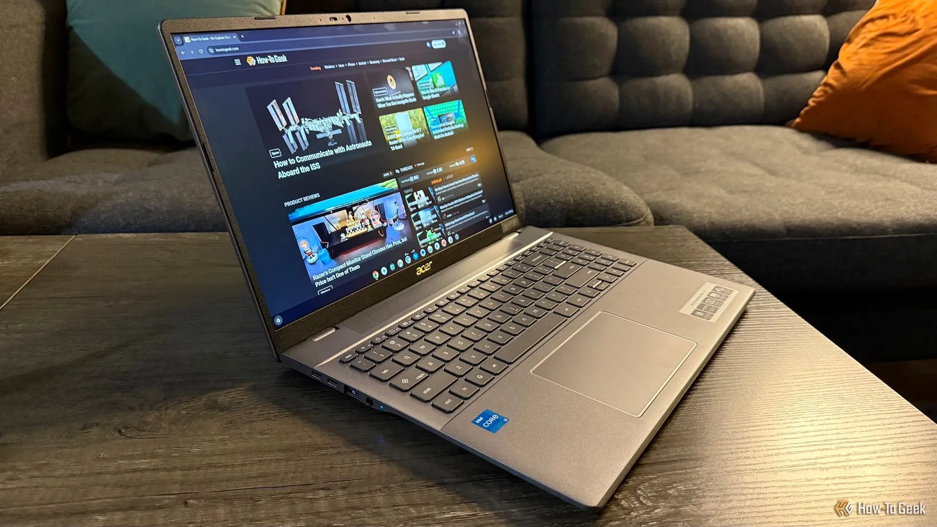 Laptop Acer Chromebook Plus 516 mở ra trên bàn, thể hiện thiết kế hiện đại và giao diện ChromeOS thân thiện.