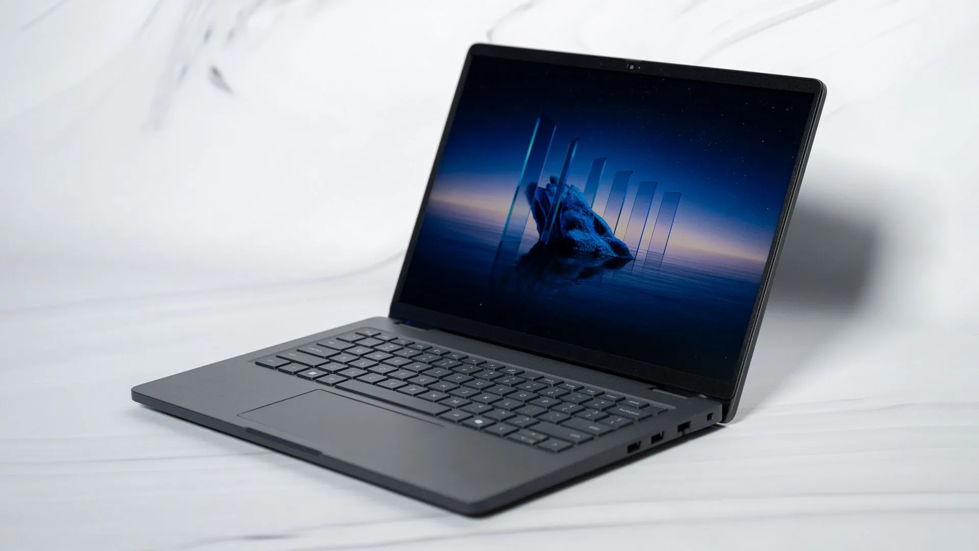 Laptop Dell Pro 14 với thiết kế màu bạc sang trọng