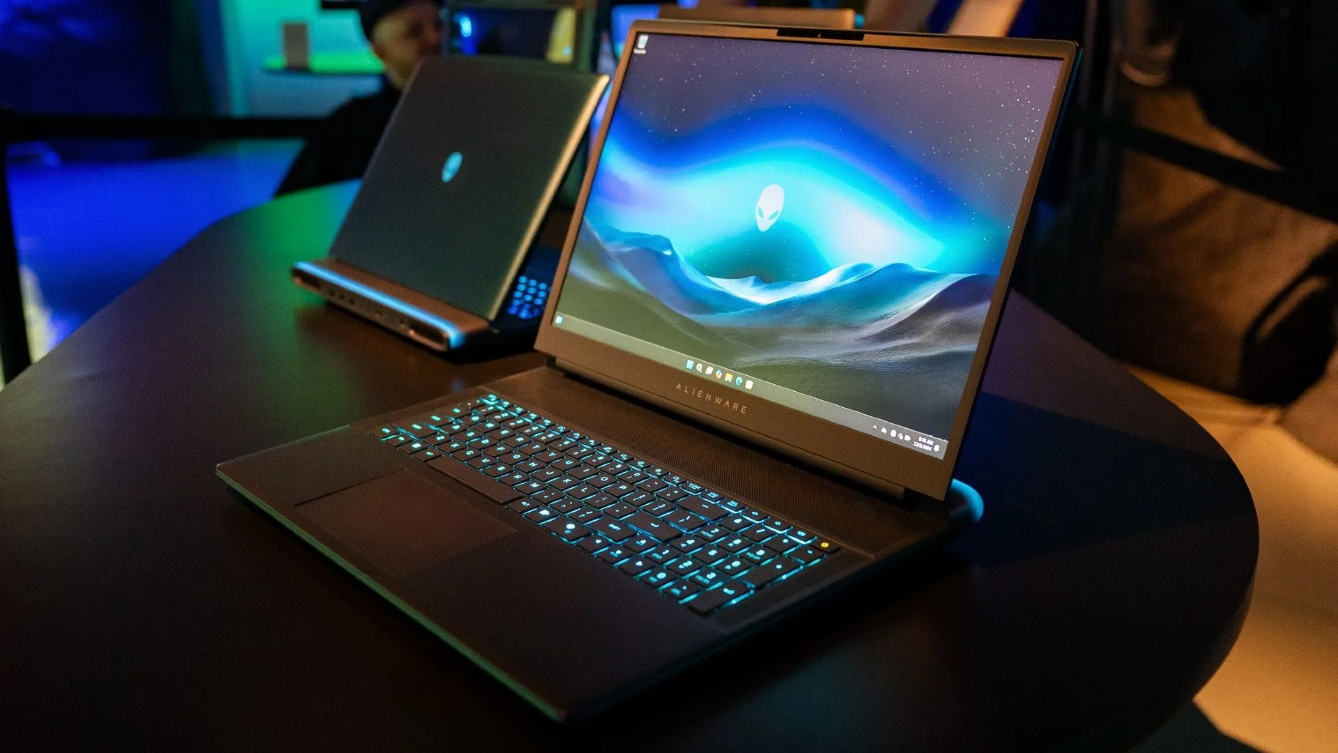 Laptop gaming Alienware 18 Area-51 đặt trên bàn, hiển thị màn hình và bàn phím