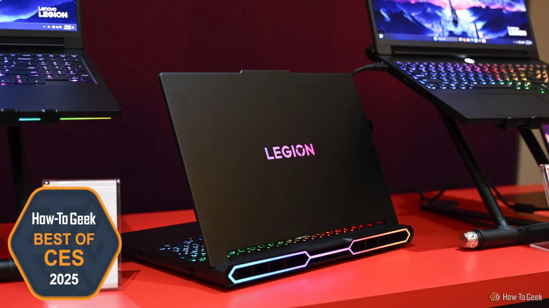 Laptop gaming Lenovo Legion Pro 7i Gen 10 mạnh mẽ trưng bày tại triển lãm công nghệ CES 2025