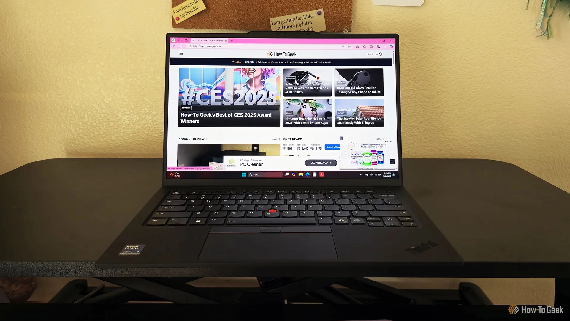 Laptop Lenovo ThinkPad X1 Carbon Gen 13 Aura Edition mở trên bàn làm việc, cho thấy thiết kế tổng thể