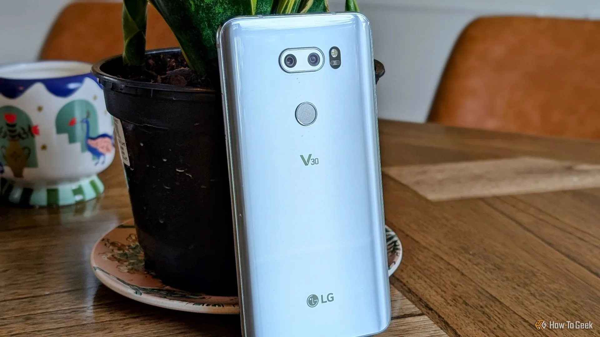 LG V30, một chiếc smartphone Android với thiết kế mỏng nhẹ và camera kép