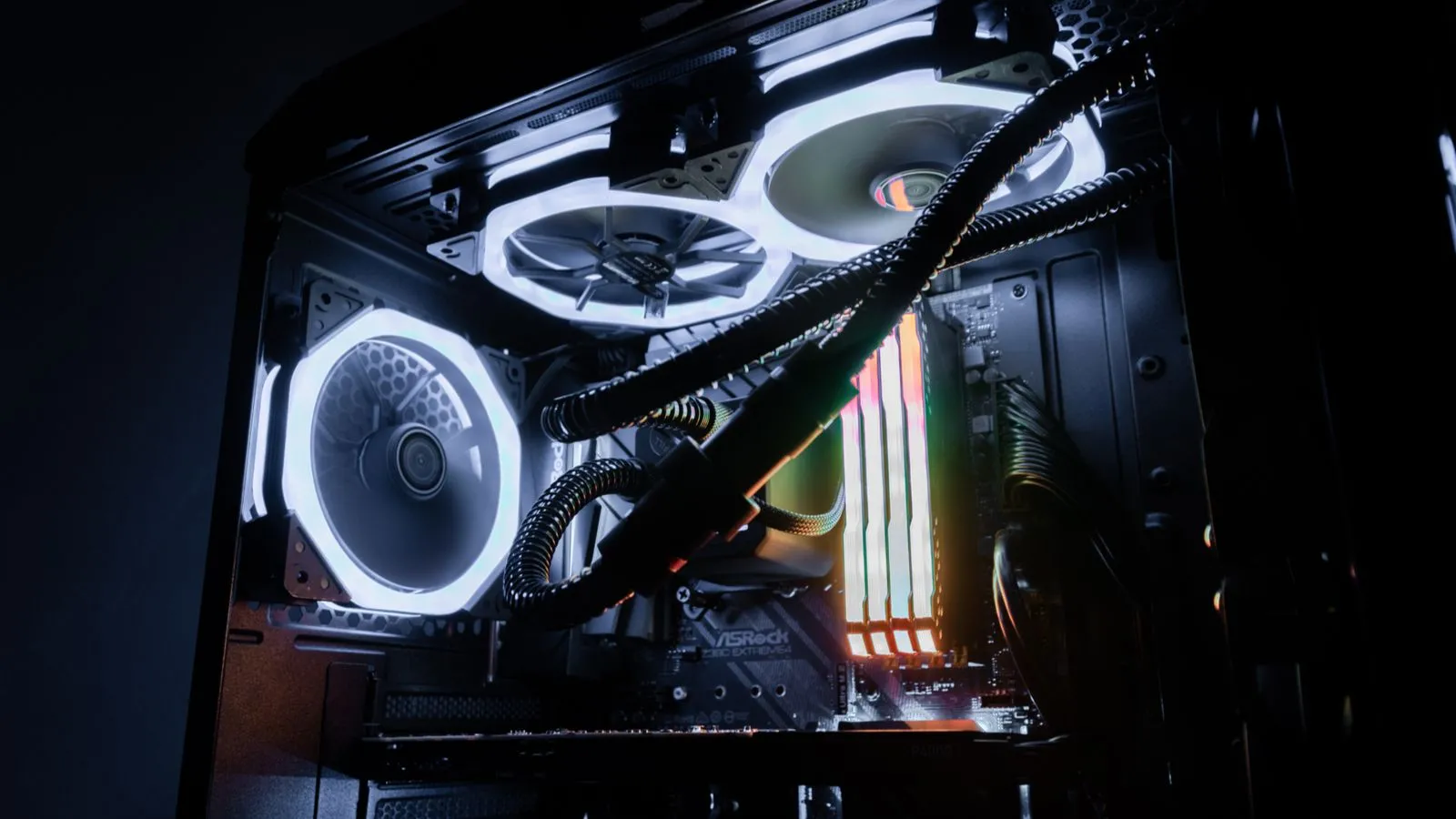 Linh kiện bên trong một bộ PC gaming với đèn LED RGB nổi bật, thể hiện khả năng tùy chỉnh hiệu năng cao.