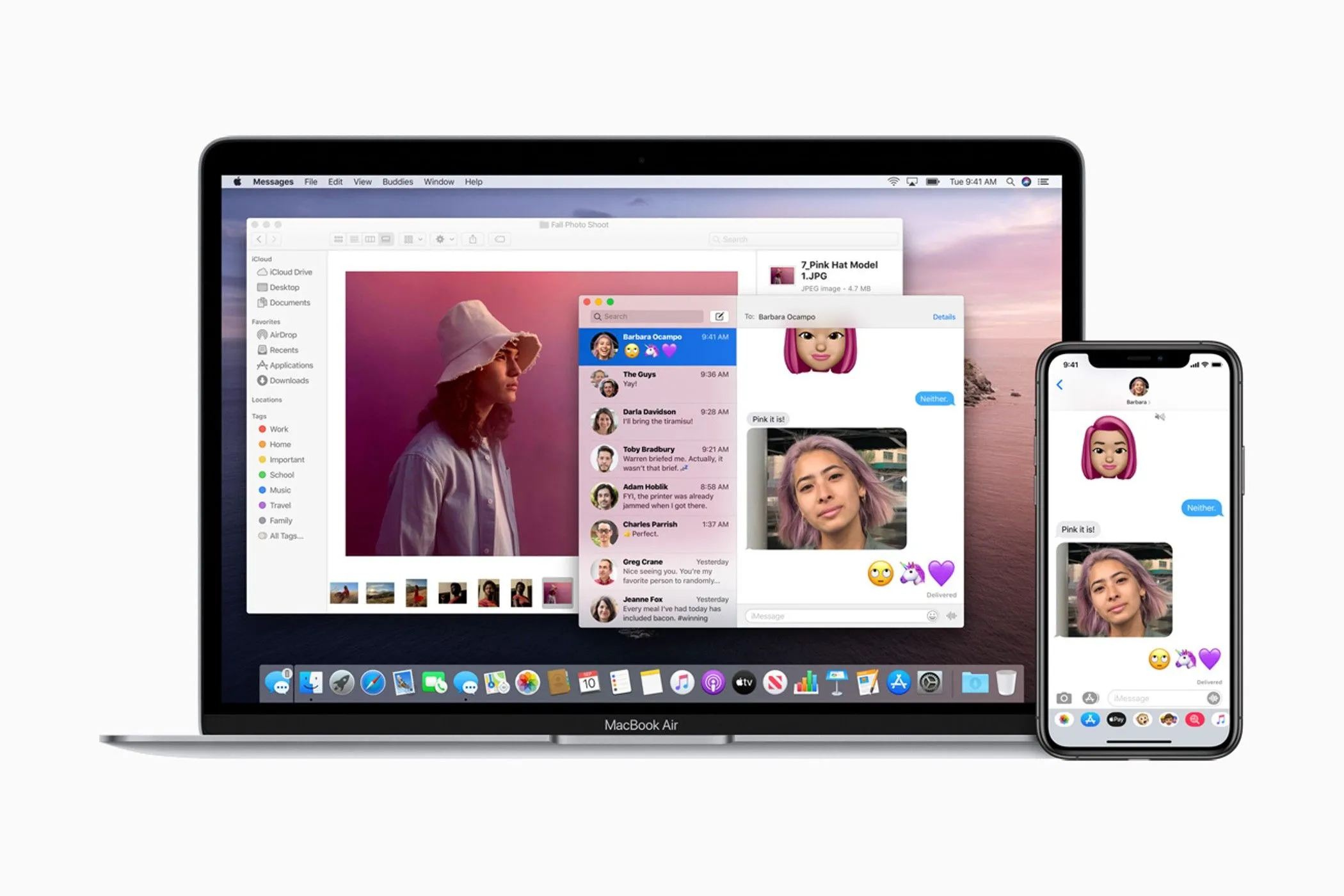 MacBook Air hiển thị tin nhắn và thư viện ảnh, cạnh đó là iPhone với màn hình trò chuyện