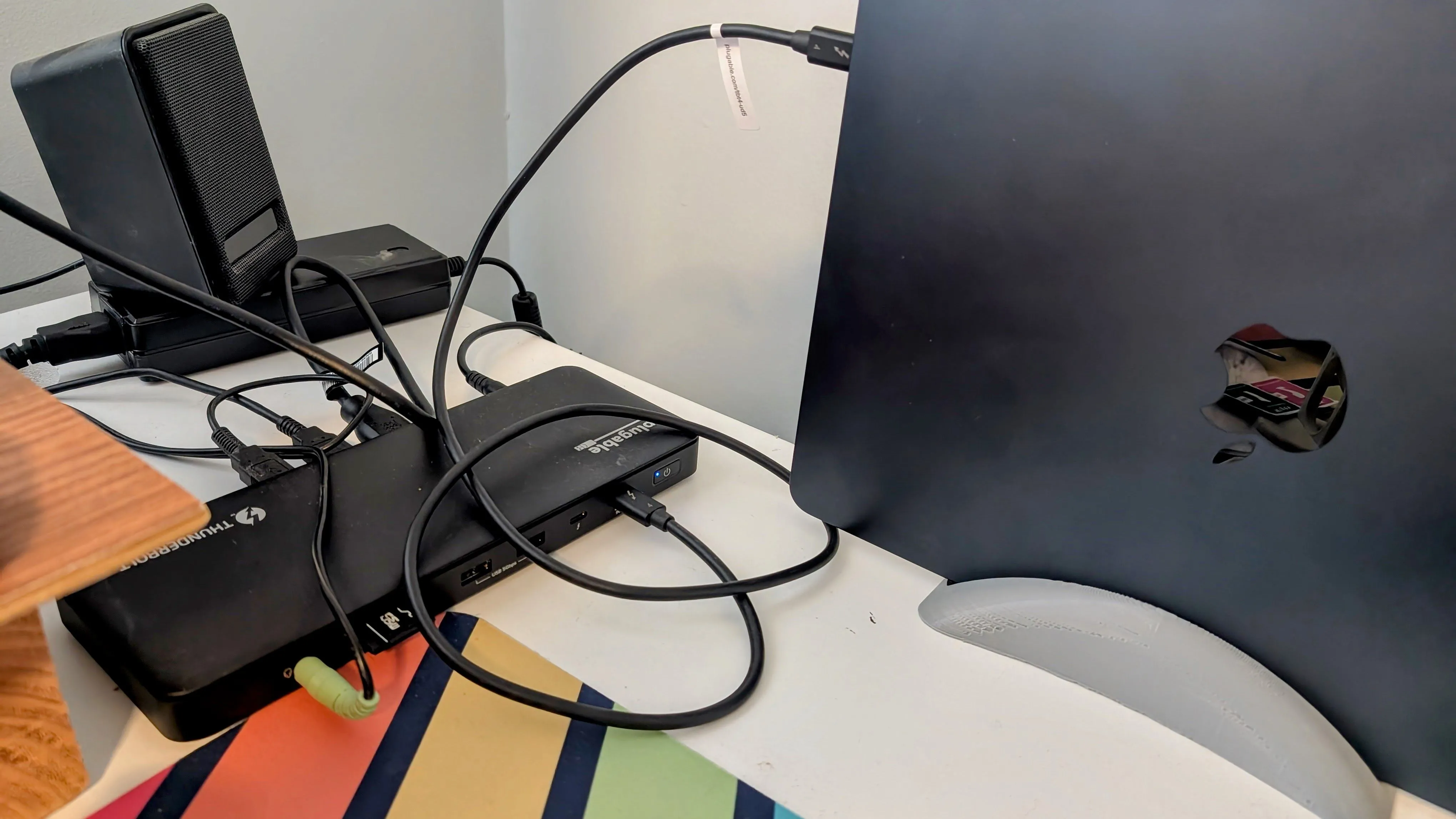 MacBook Air và Plugable Dock trong một không gian làm việc