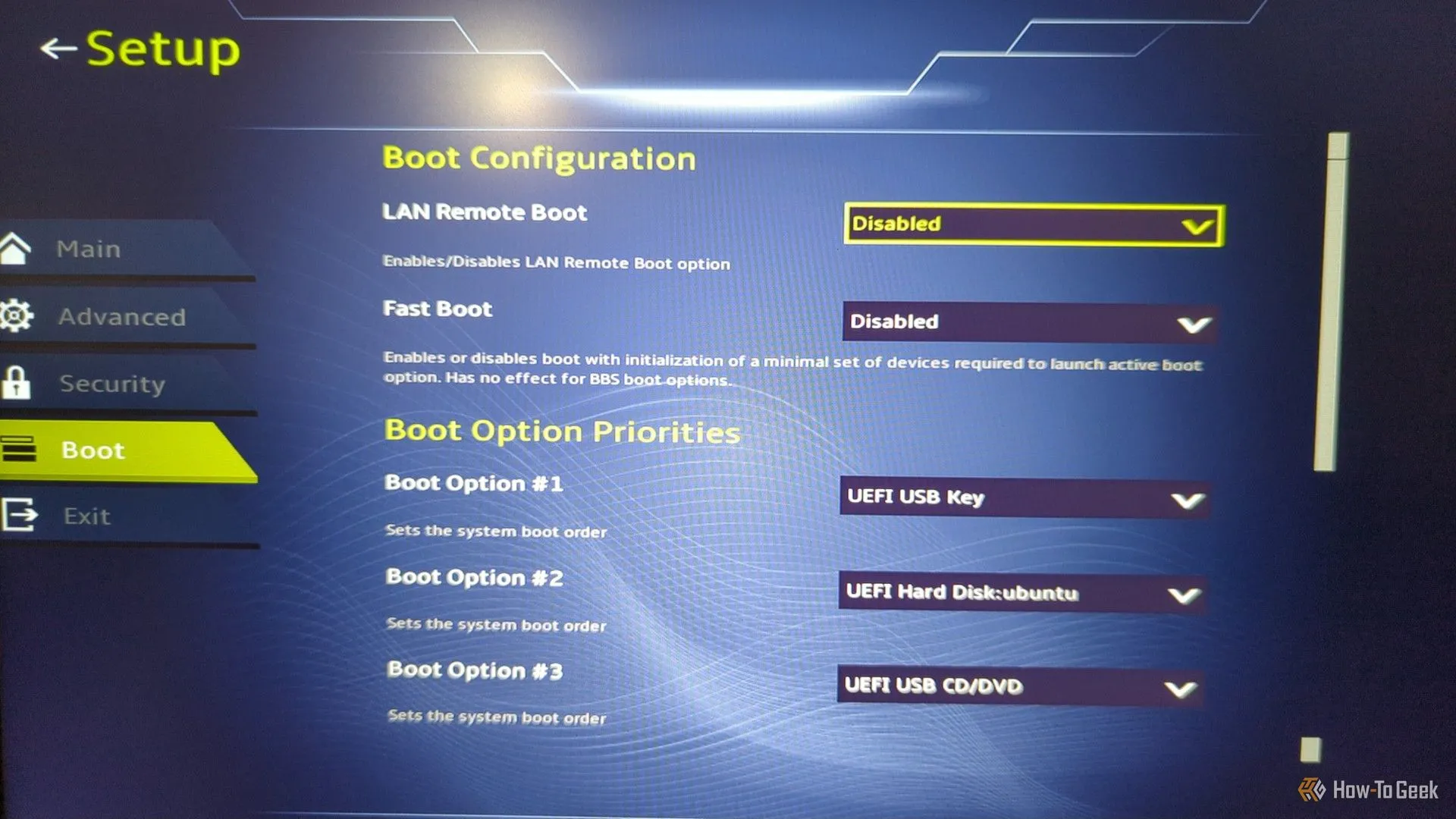 Màn hình cài đặt BIOS/UEFI của máy tính xách tay, hiển thị các tùy chọn khởi động để chọn USB chứa Bazzite ISO.
