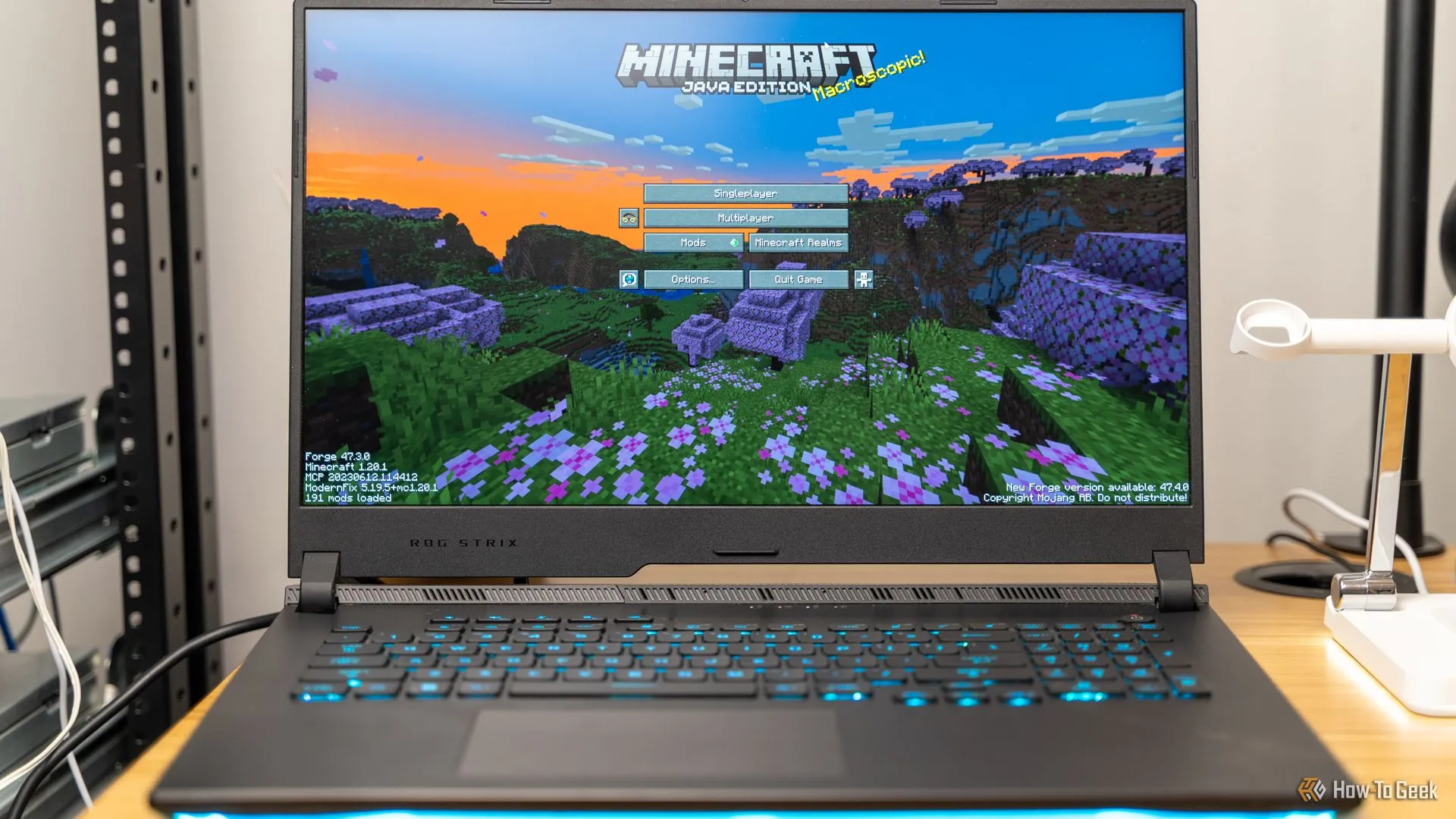 Màn hình chính Minecraft trên máy tính xách tay, thể hiện khả năng chơi mọi nơi.