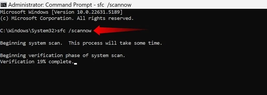 Màn hình Command Prompt hiển thị quá trình quét SFC để sửa lỗi tệp hệ thống Windows.
