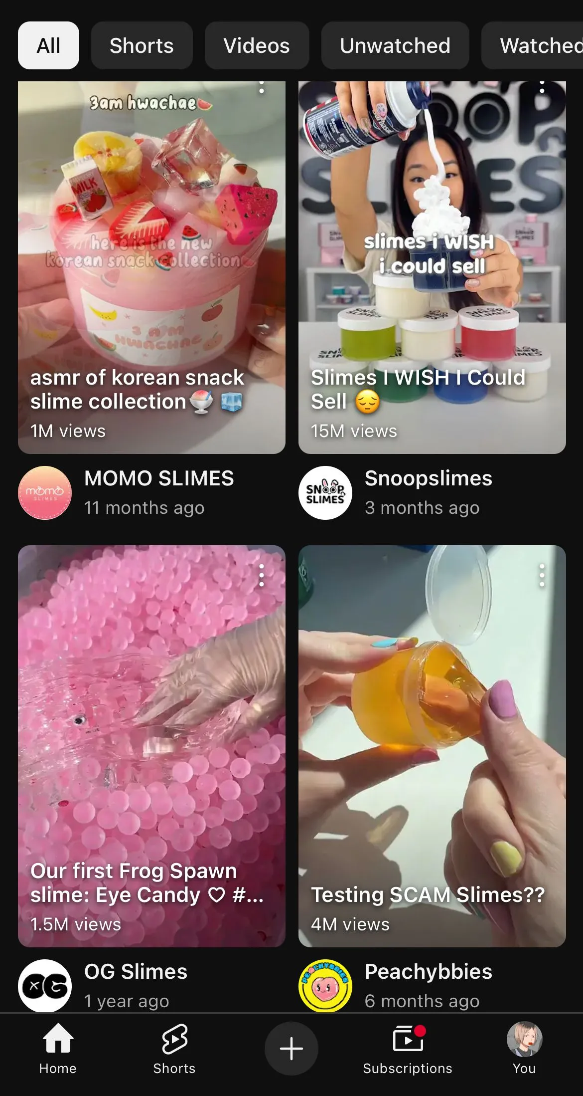 Màn hình điện thoại hiển thị các video ASMR dạng Shorts trên YouTube, đại diện cho nội dung gây nghiện và lãng phí thời gian.