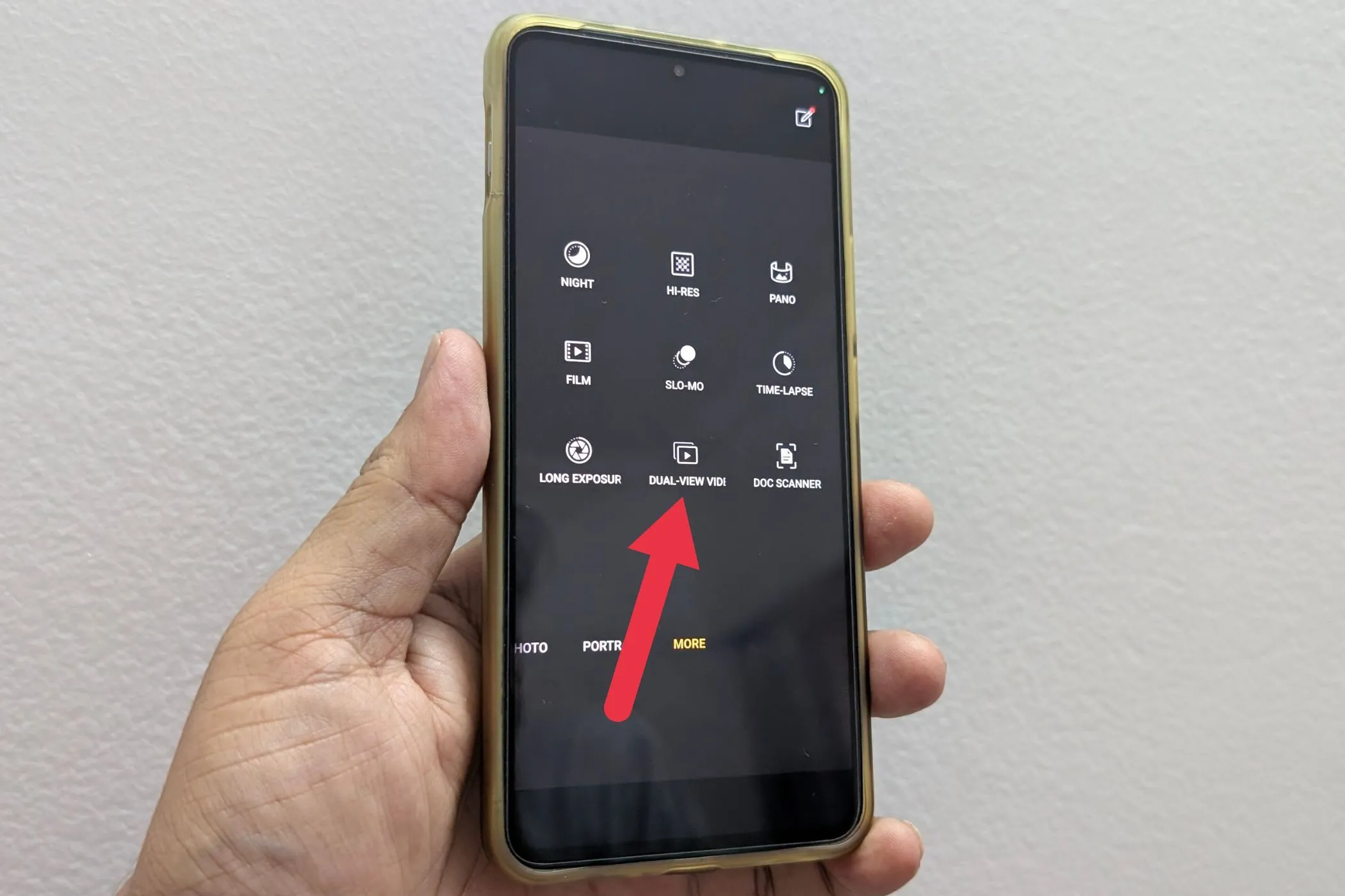 Màn hình điện thoại OnePlus hiển thị chế độ quay video camera kép với hai khung hình