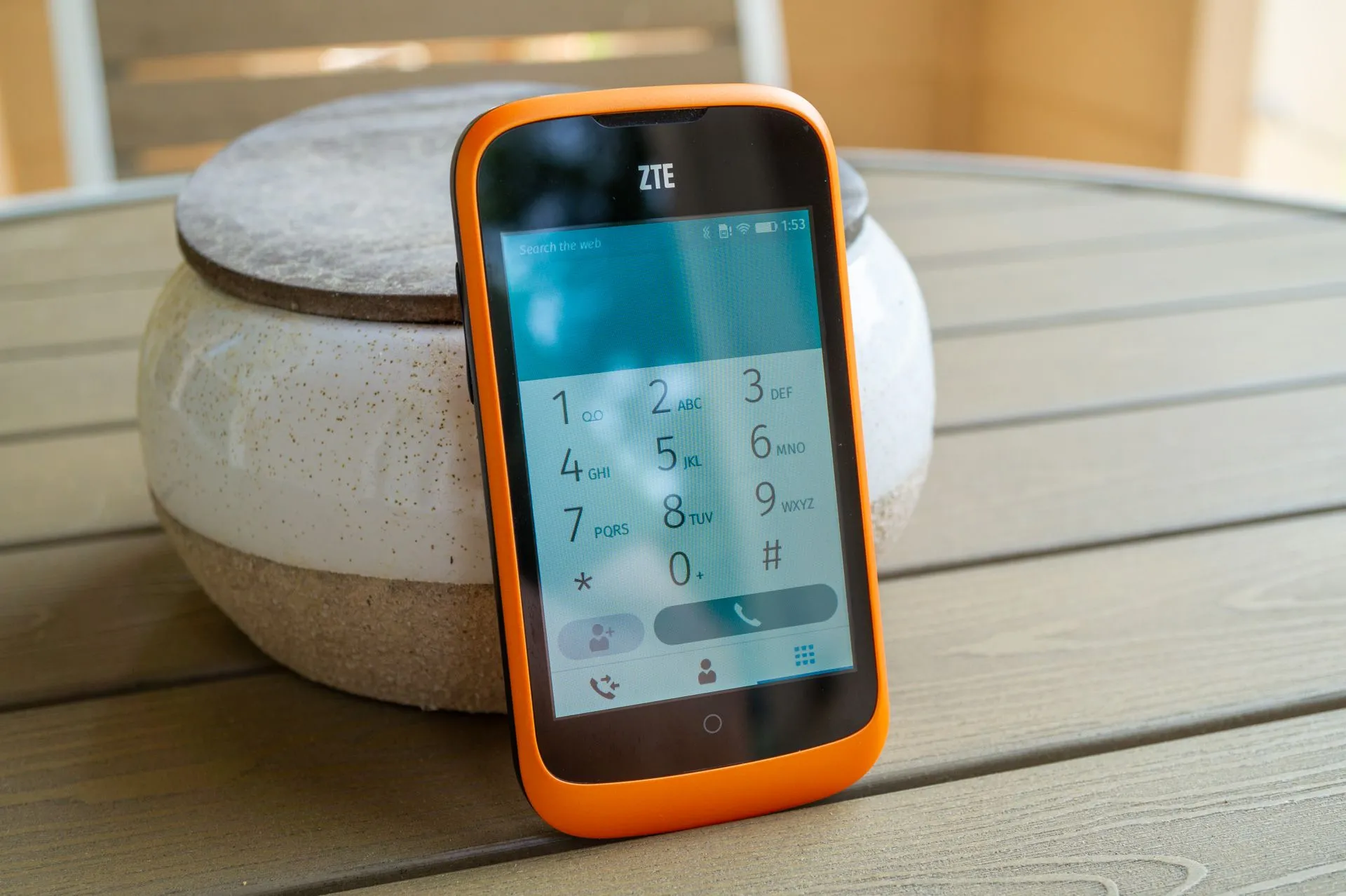 Màn hình điện thoại ZTE Open hiển thị giao diện cài đặt hoặc một ứng dụng web trên Firefox OS
