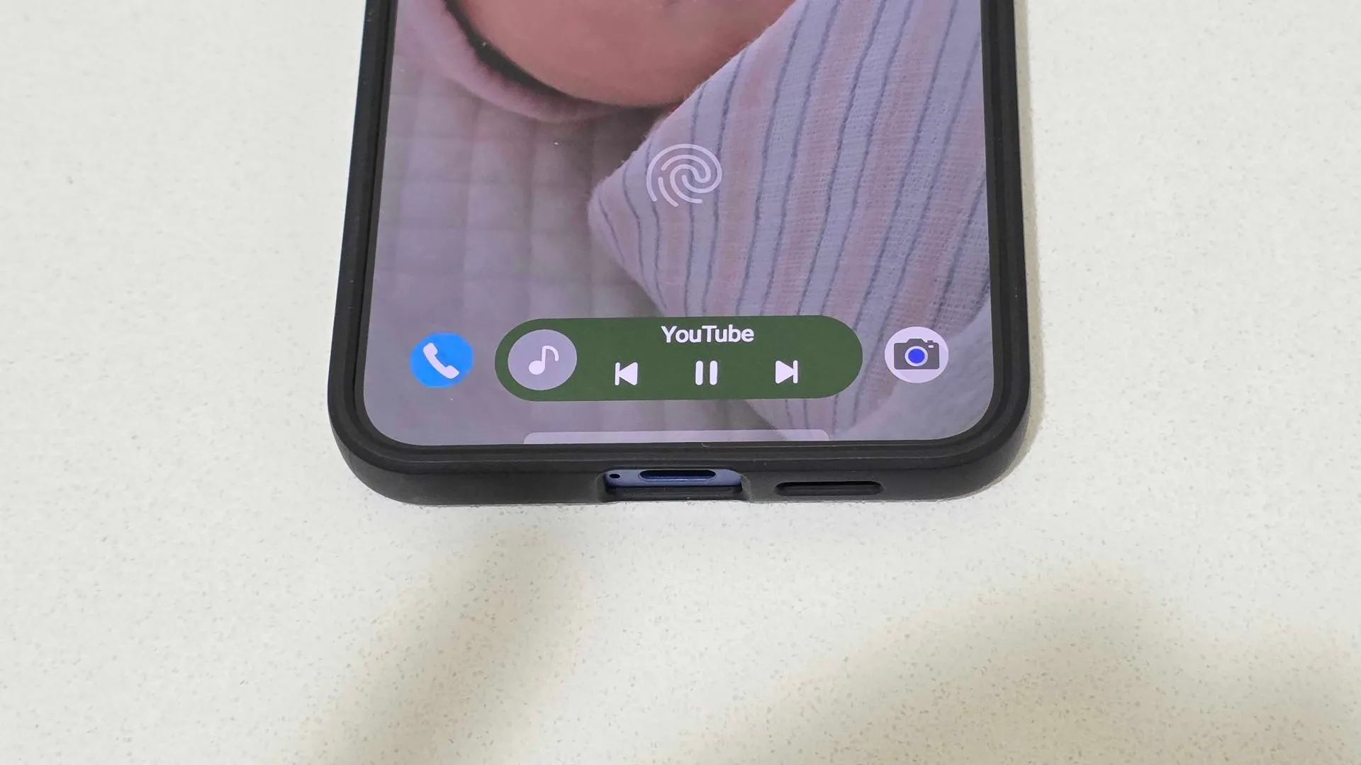 Màn hình Galaxy S25+ hiển thị điều khiển YouTube TV qua tính năng Now Bar.