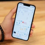 Màn hình iPhone hiển thị ứng dụng Google Maps với lộ trình đi bộ đến một điểm đến đã chọn