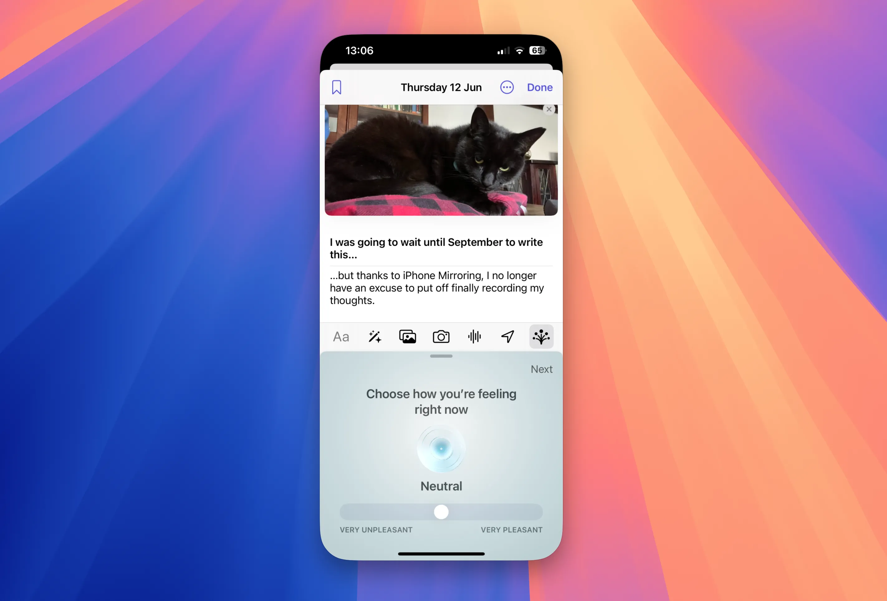 Màn hình Mac hiển thị iPhone Mirroring đang chạy, cho phép người dùng truy cập và sử dụng ứng dụng Journal của Apple trên iPhone từ MacBook